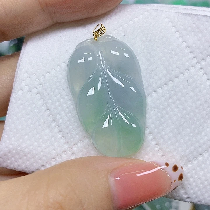 颈饰18K金镶嵌翡翠挂件