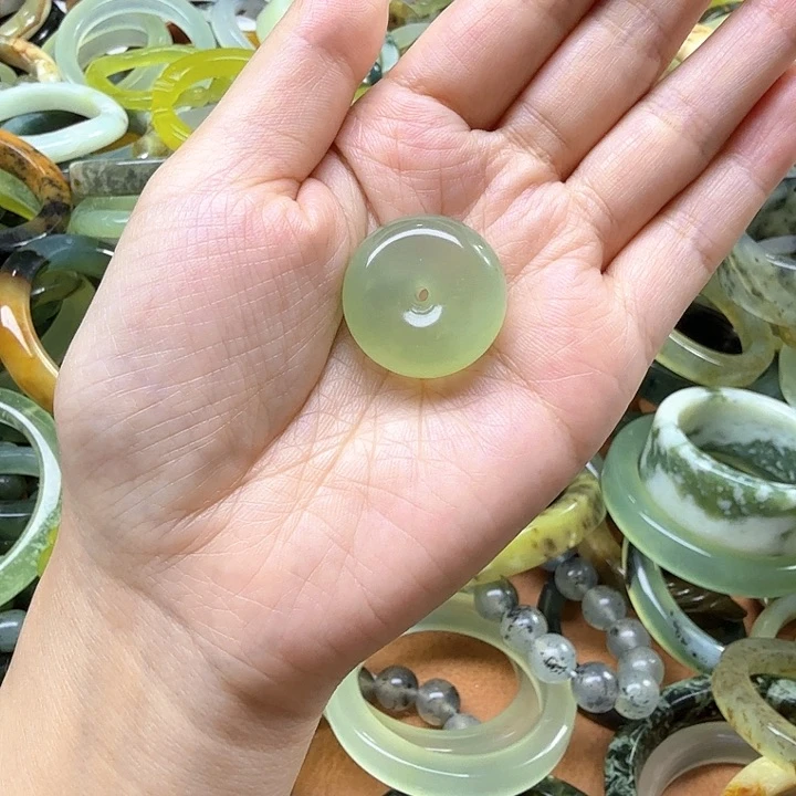 蛇纹石玉未镶嵌纯天然蛇纹石岫玉