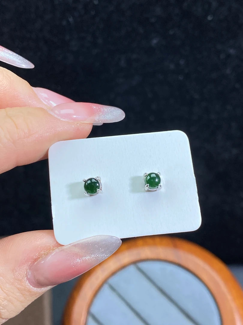 天然翡翠A货阳绿简约款耳钉通体S925银镶嵌（多样性发货）