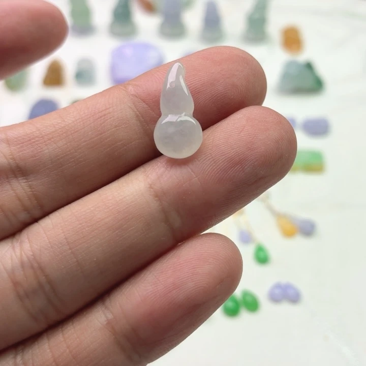 翡翠未镶嵌颈饰葫芦