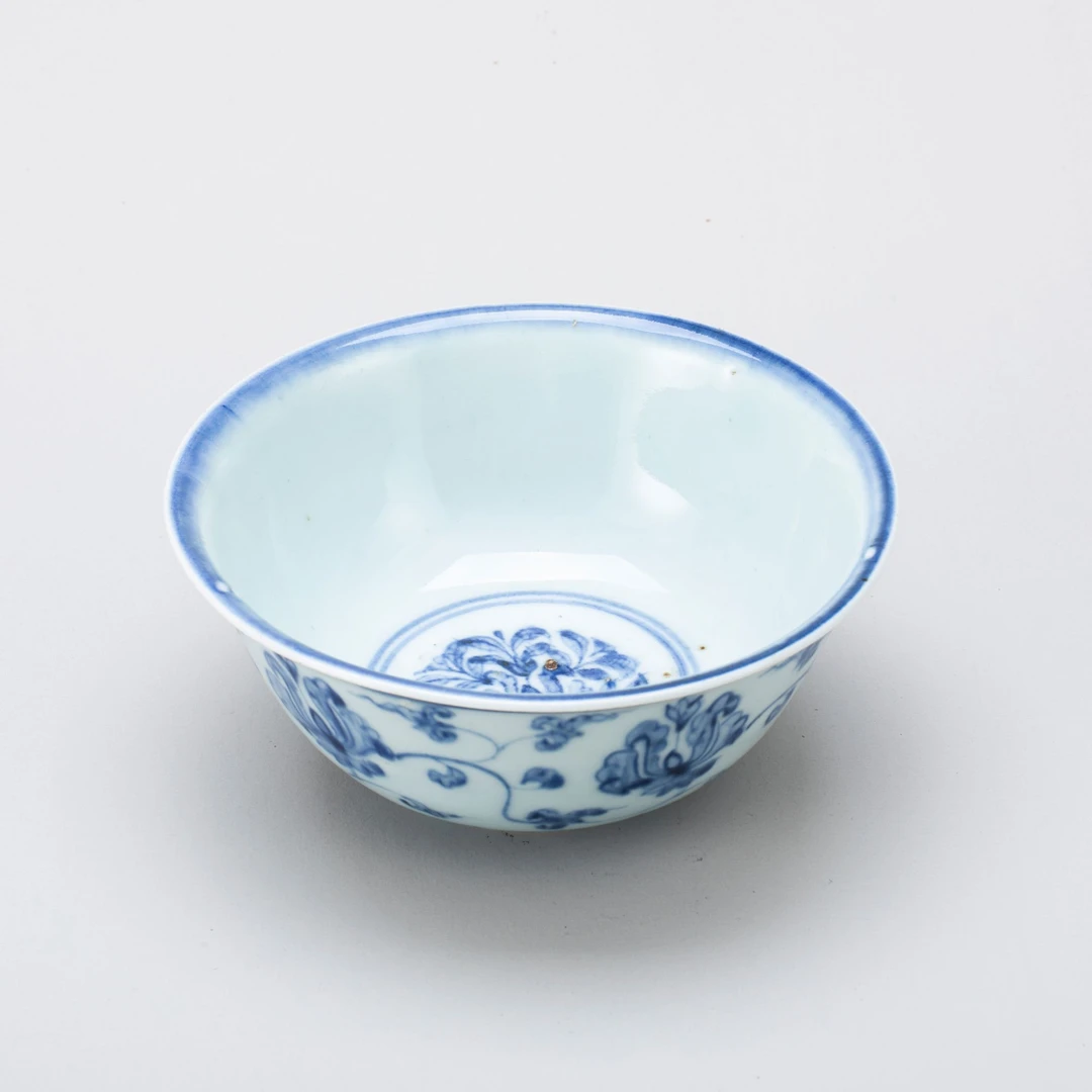 【拍卖】29、青花缠枝花卉团花纹撇口碗