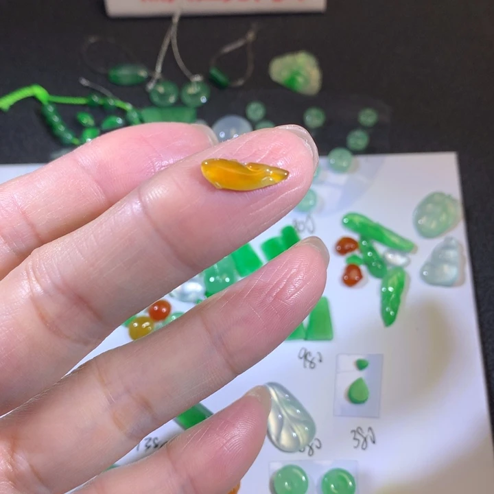 翡翠未镶嵌套链小鱼