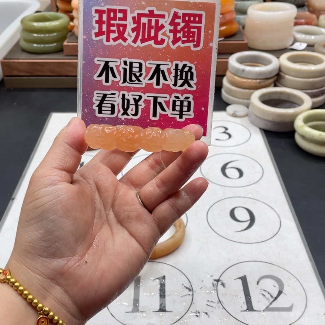 筱***.未镶嵌手镯石英质玉