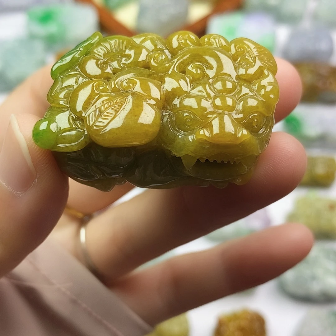 翡翠未镶嵌颈饰貔貅