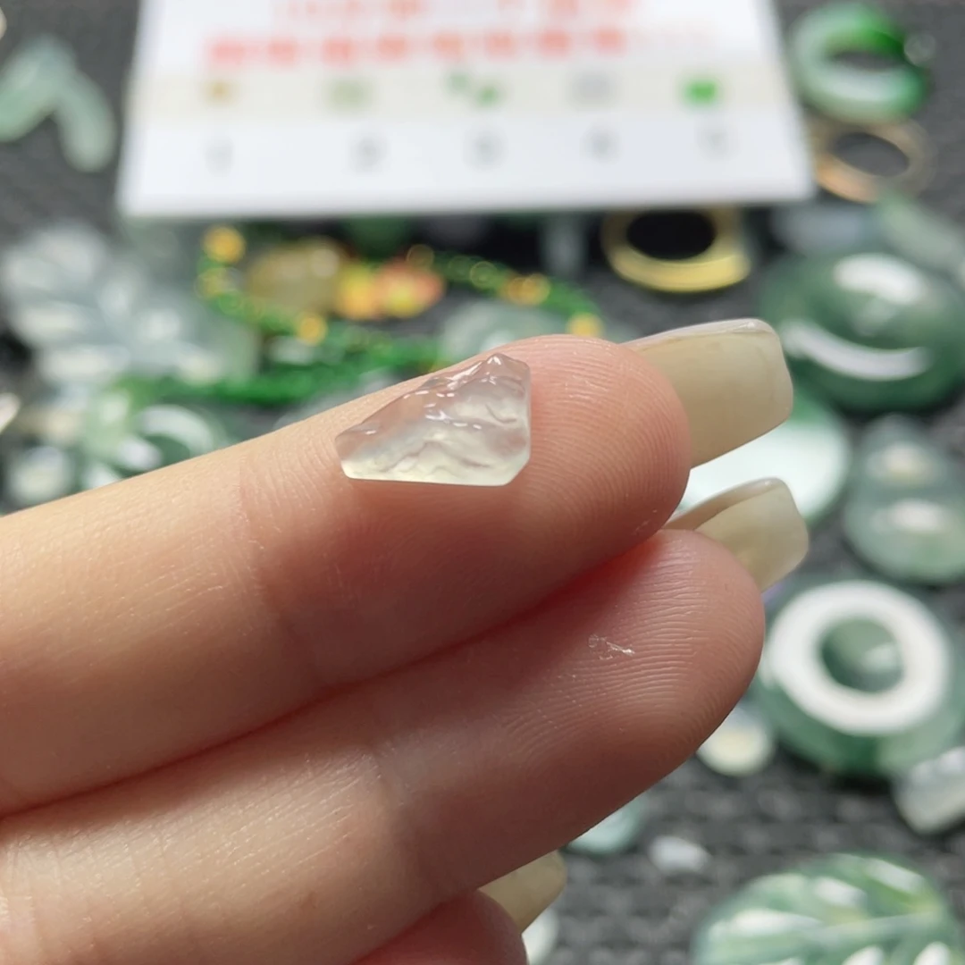 未镶嵌挂件翡翠     翡翠。