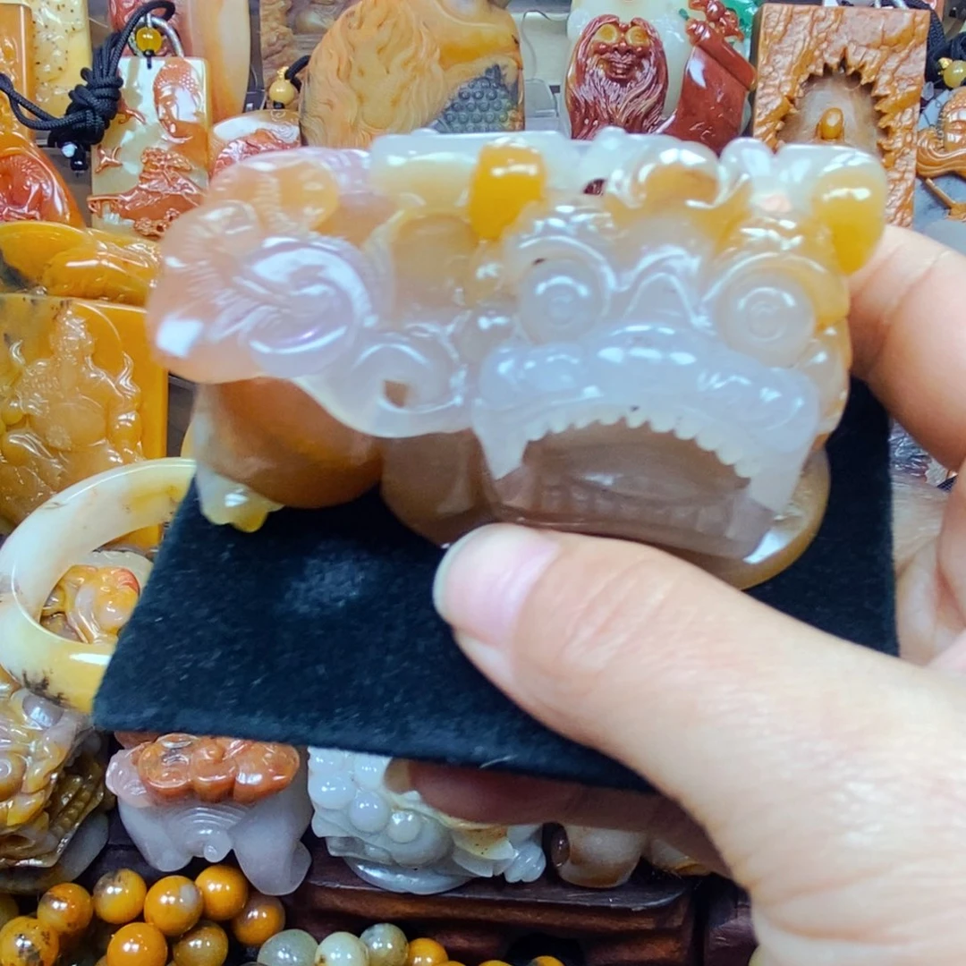 未镶嵌石英质玉（黄龙玉）颈饰