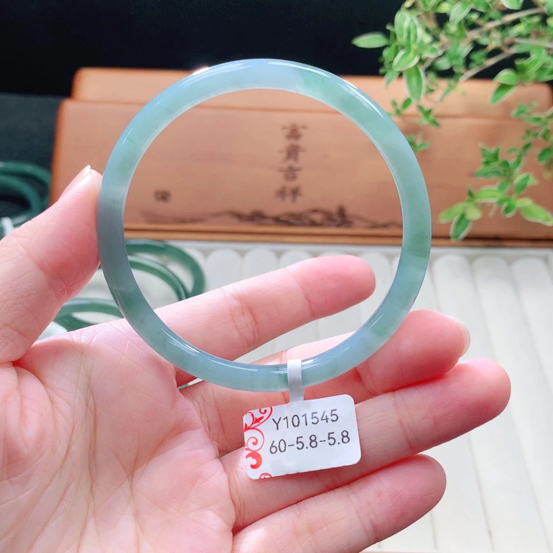 未镶嵌手镯（圆镯）翡翠