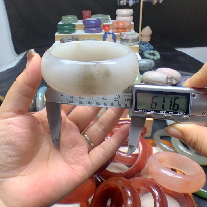 未镶嵌手镯石英质玉