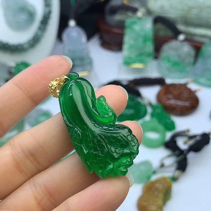 翡翠未镶嵌吊坠(赠链)