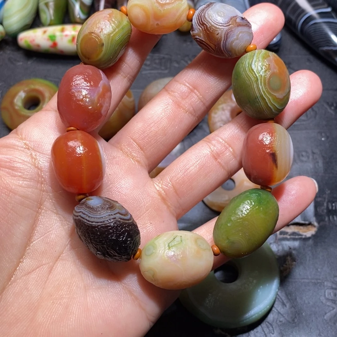 颈饰未镶嵌石英质玉难***眸