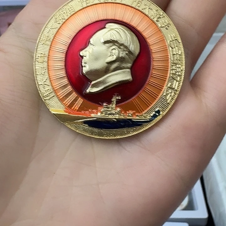 国***柱其他普通金属红色收藏纪念章