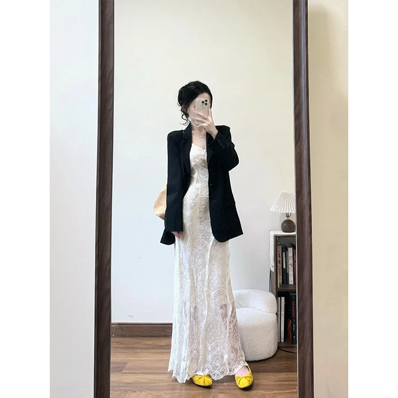 2025早春新款法式气质提花蕾丝吊带连衣裙搭配黑色廓形西装外套女