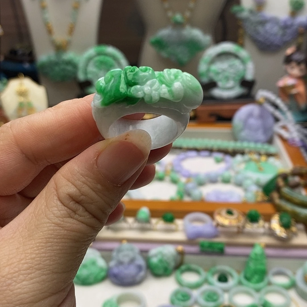 翡翠未镶嵌颈饰戒指