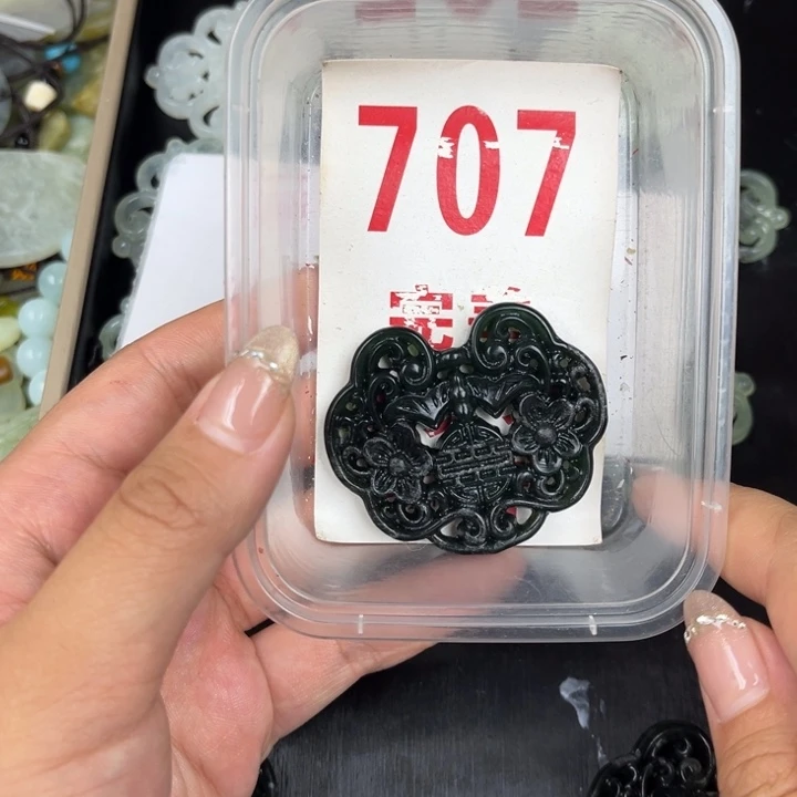 蛇纹石玉足银镀金镶嵌颈饰