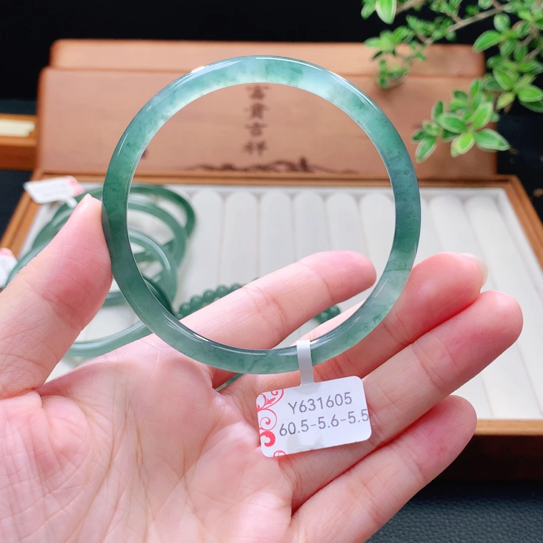 翡翠未镶嵌手镯（圆镯）