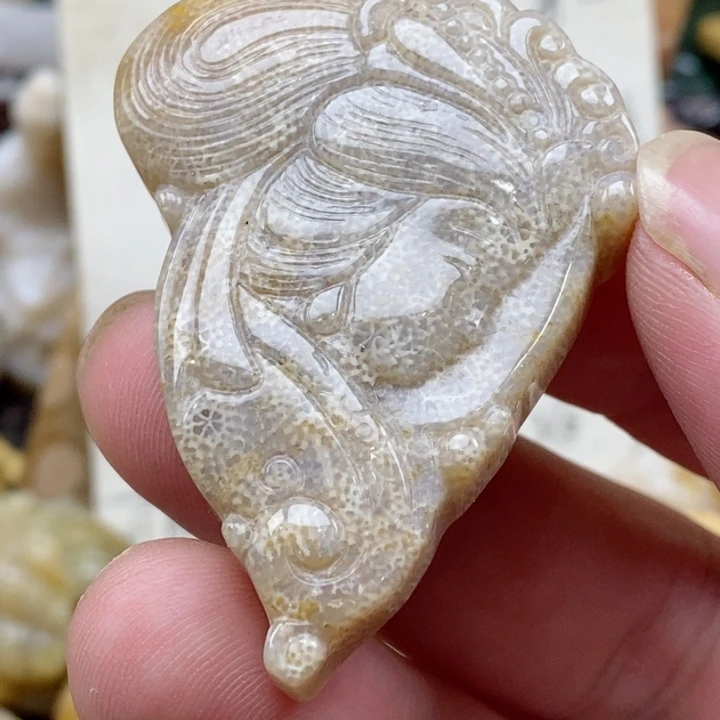 颈饰未镶嵌硅化珊瑚（珊瑚玉）