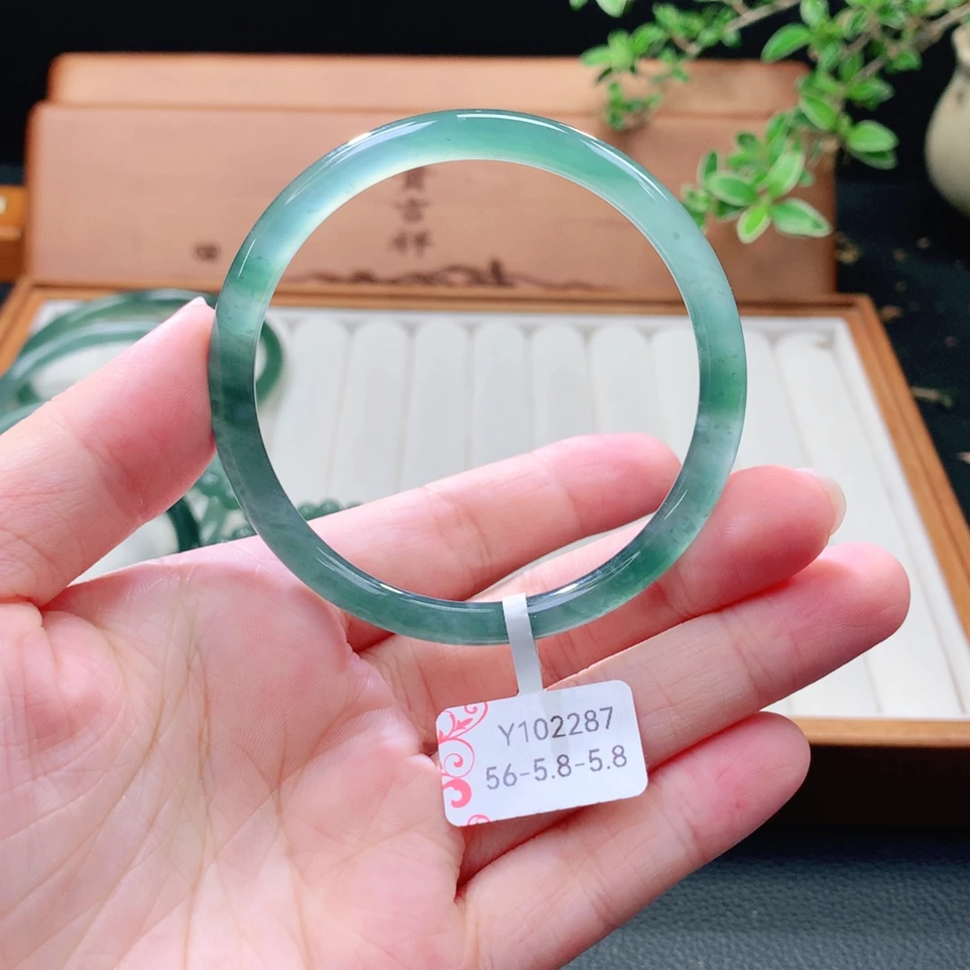 翡翠未镶嵌手镯（圆镯）