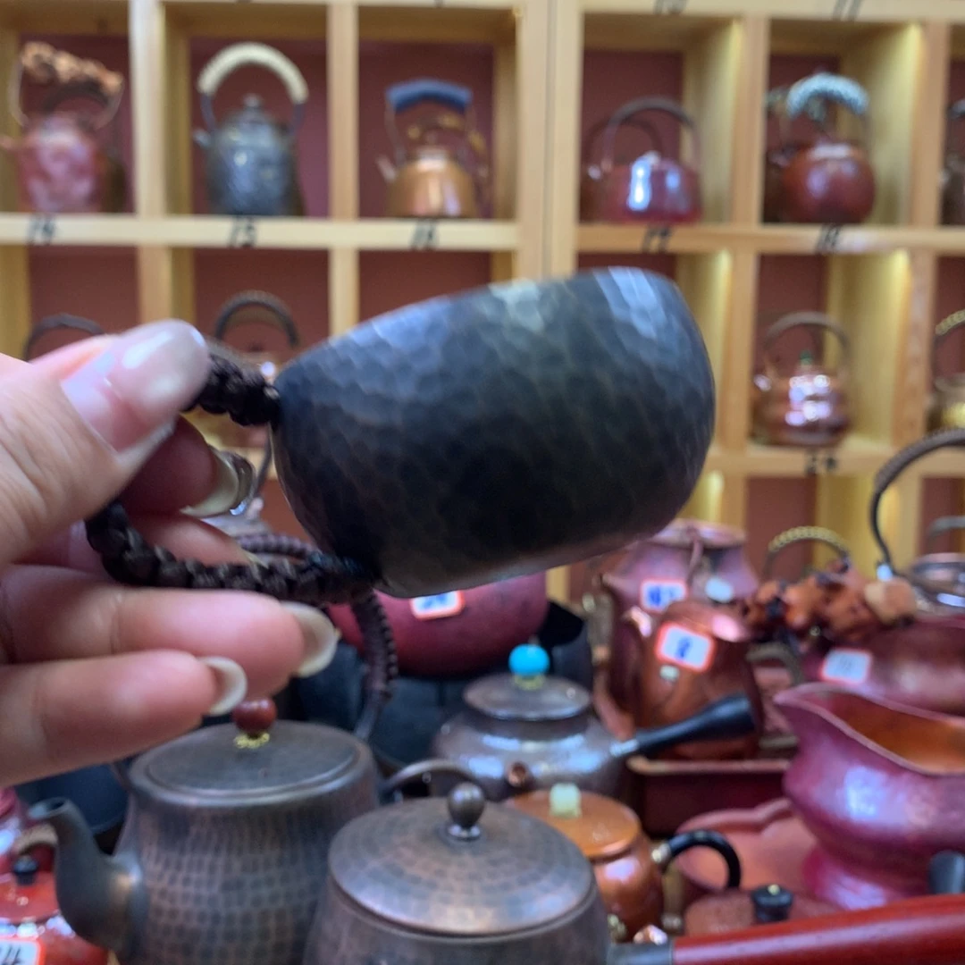 做旧锤纹耳把主人杯