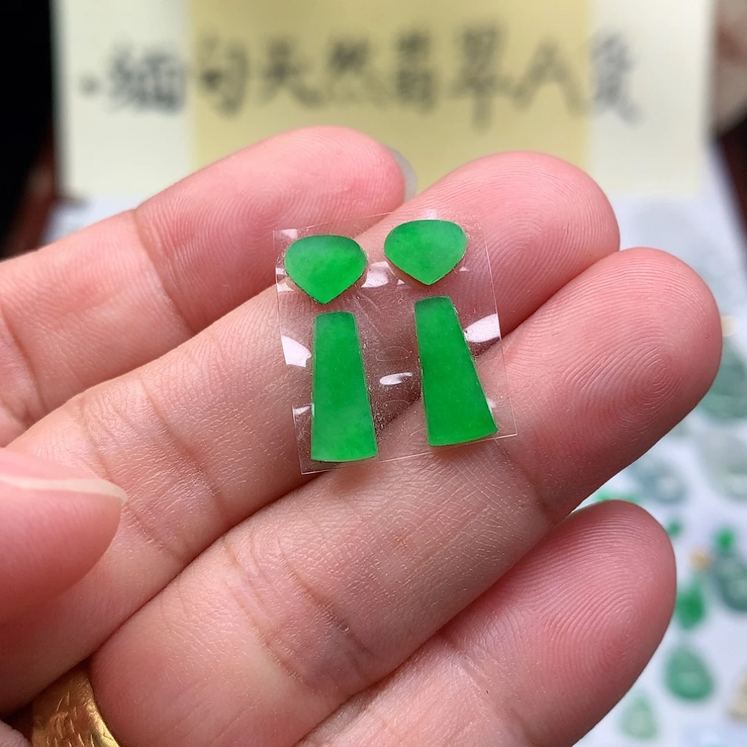 翡翠散珠缅甸天然A货翡翠阳绿耳坠