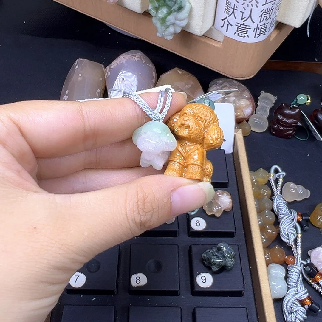 如***初石英质玉未镶嵌颈饰