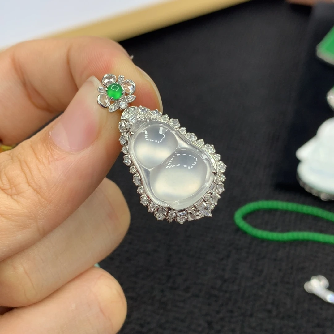 颈饰18K金镶嵌翡翠葫芦