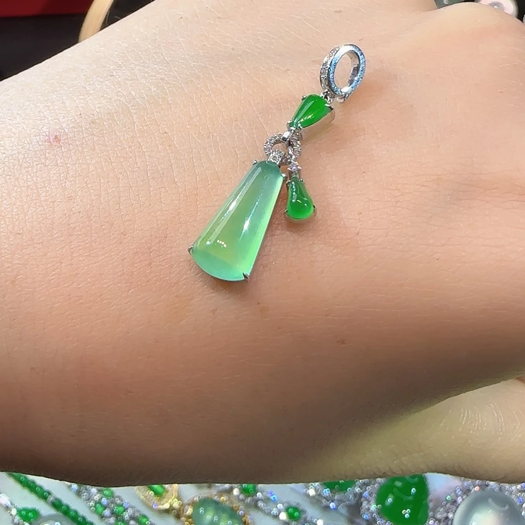 翡翠18K金镶嵌戒指