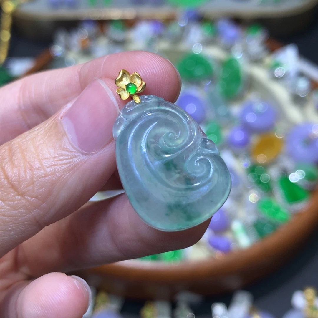 颈饰18K金镶嵌翡翠