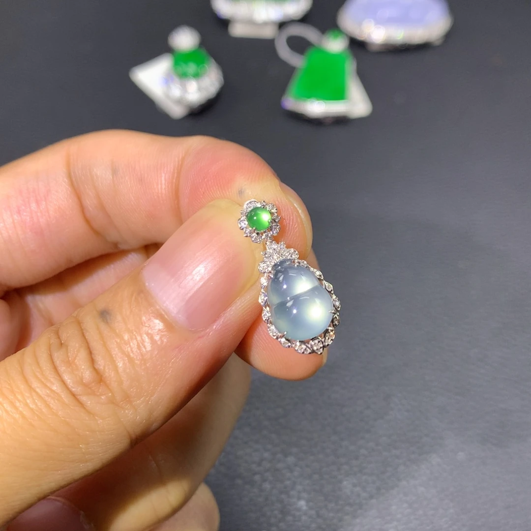 翡翠18K金镶嵌颈饰翡翠