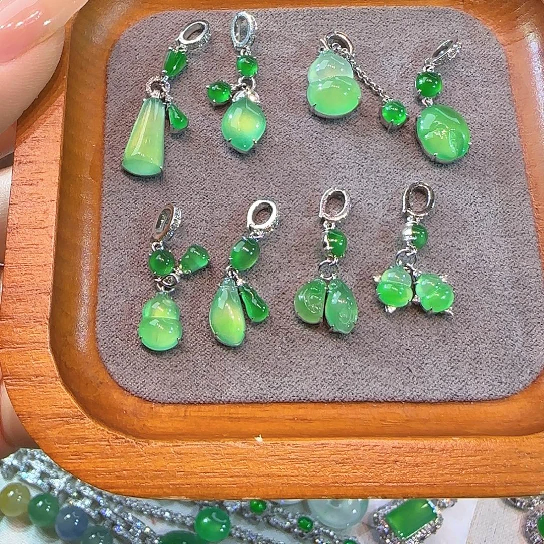 翡翠18K金镶嵌戒指小滴溜