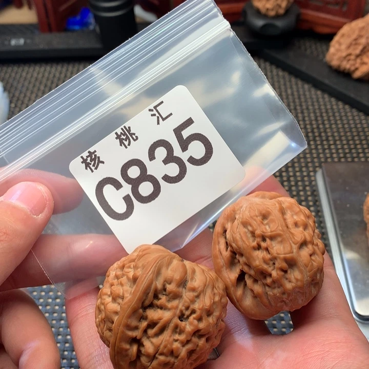 文玩核桃吊坠莲花