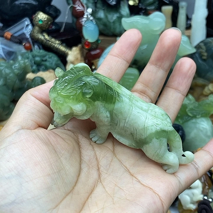 小***白未镶嵌岫玉手把件