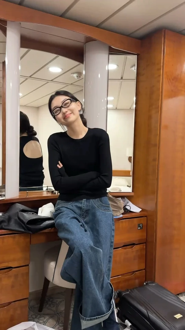 2025秋季法式甜辣风后背镂空长袖别致上衣搭配高腰牛仔裤两件套潮