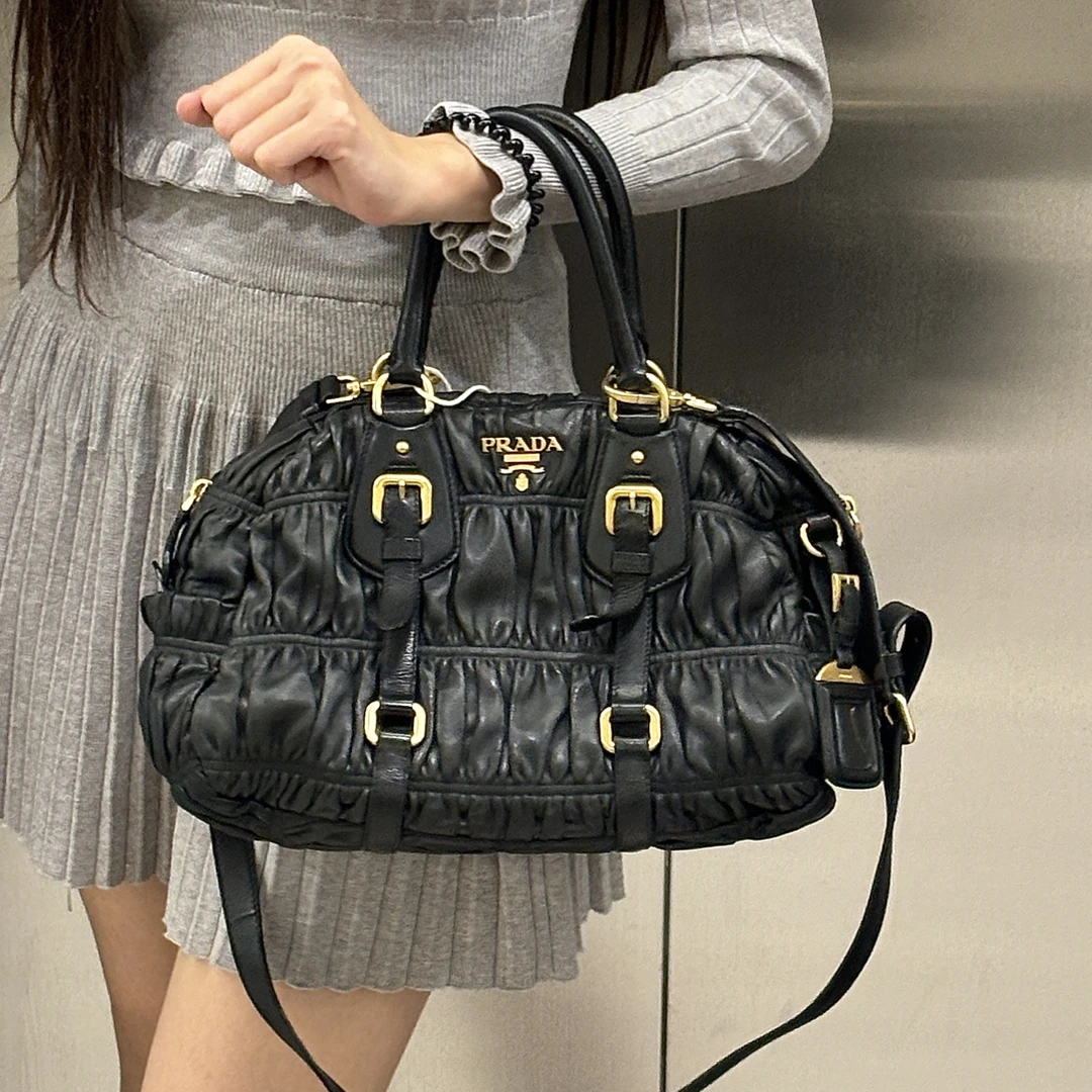 99新 Prada/普拉达 黑金色褶皱皮皮单肩斜挎手提包