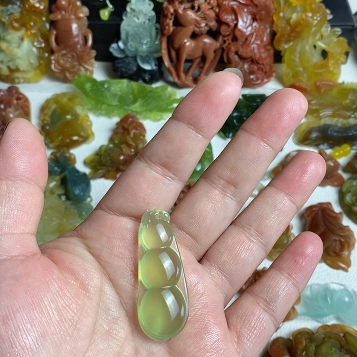 蛇纹石玉未镶嵌颈饰