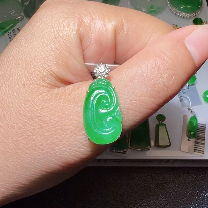 颈饰18K金镶嵌翡翠