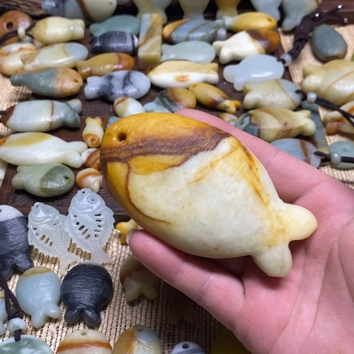 画***的蛇纹石玉未镶嵌颈饰