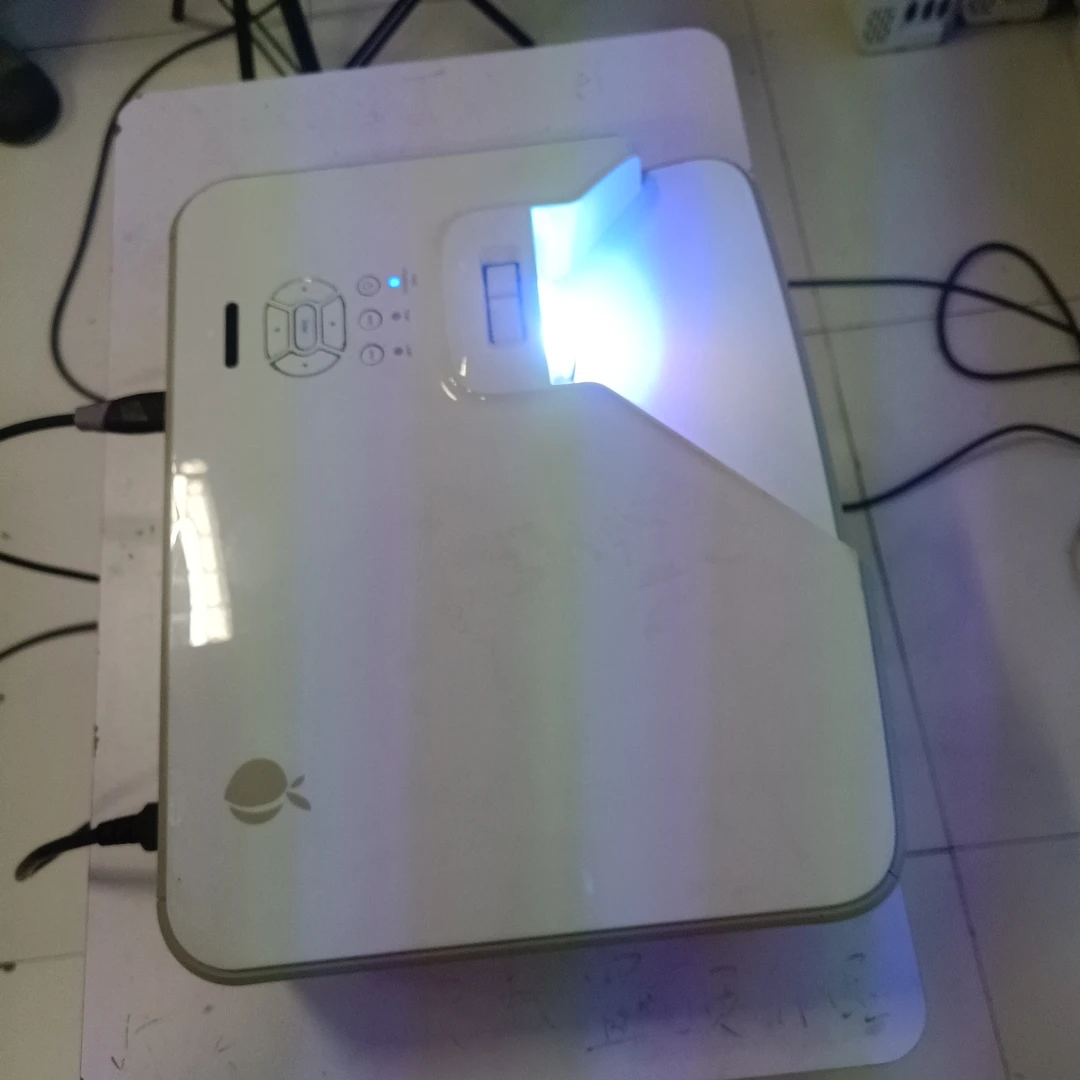 9新  二手华师京城投影仪运费自理