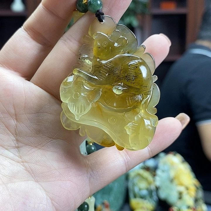 蛇纹石玉未镶嵌颈饰