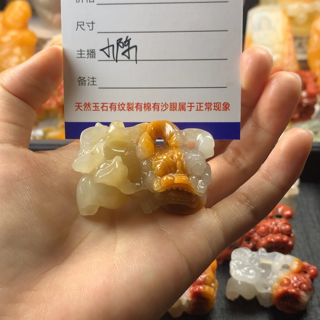 石英质玉（黄龙玉）未镶嵌挂件?****