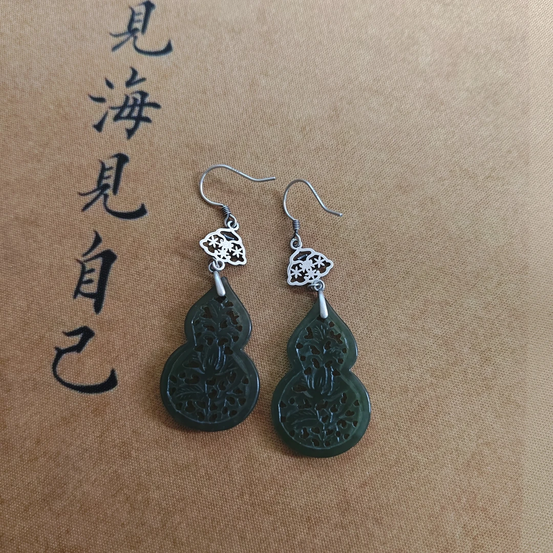 [00133]天然和田碧玉精美葫芦S925银镶耳饰