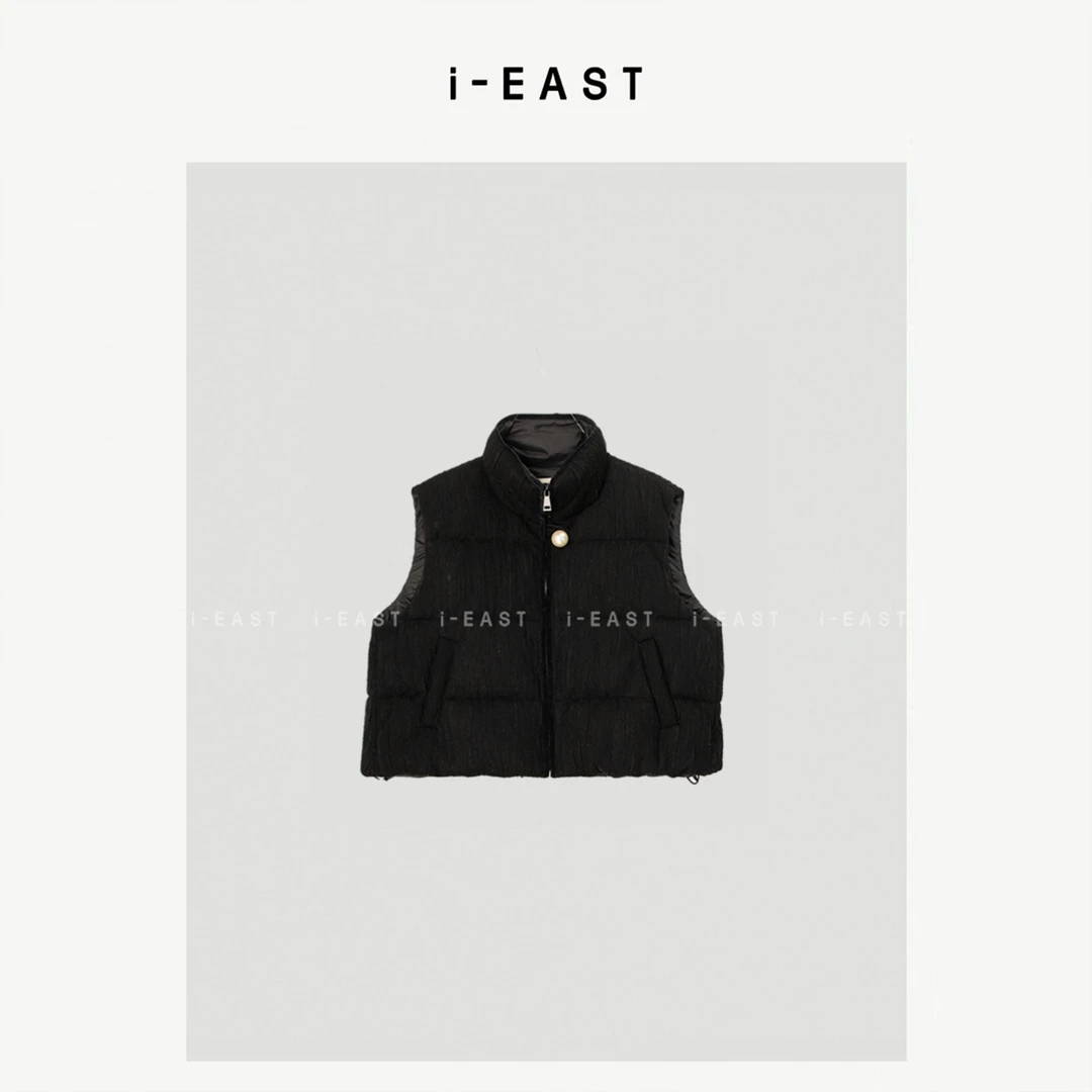 i-EAST 绵绵甜巧~小香风珍珠扣饰羽绒服马甲-4D 24Z169
