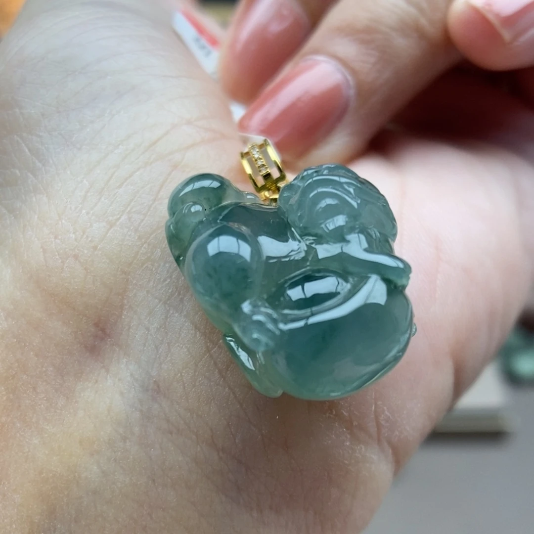 翡翠18K金镶嵌颈饰吊坠111