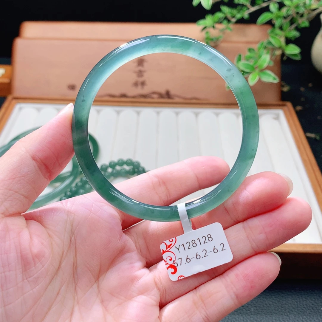翡翠未镶嵌手镯（圆镯）