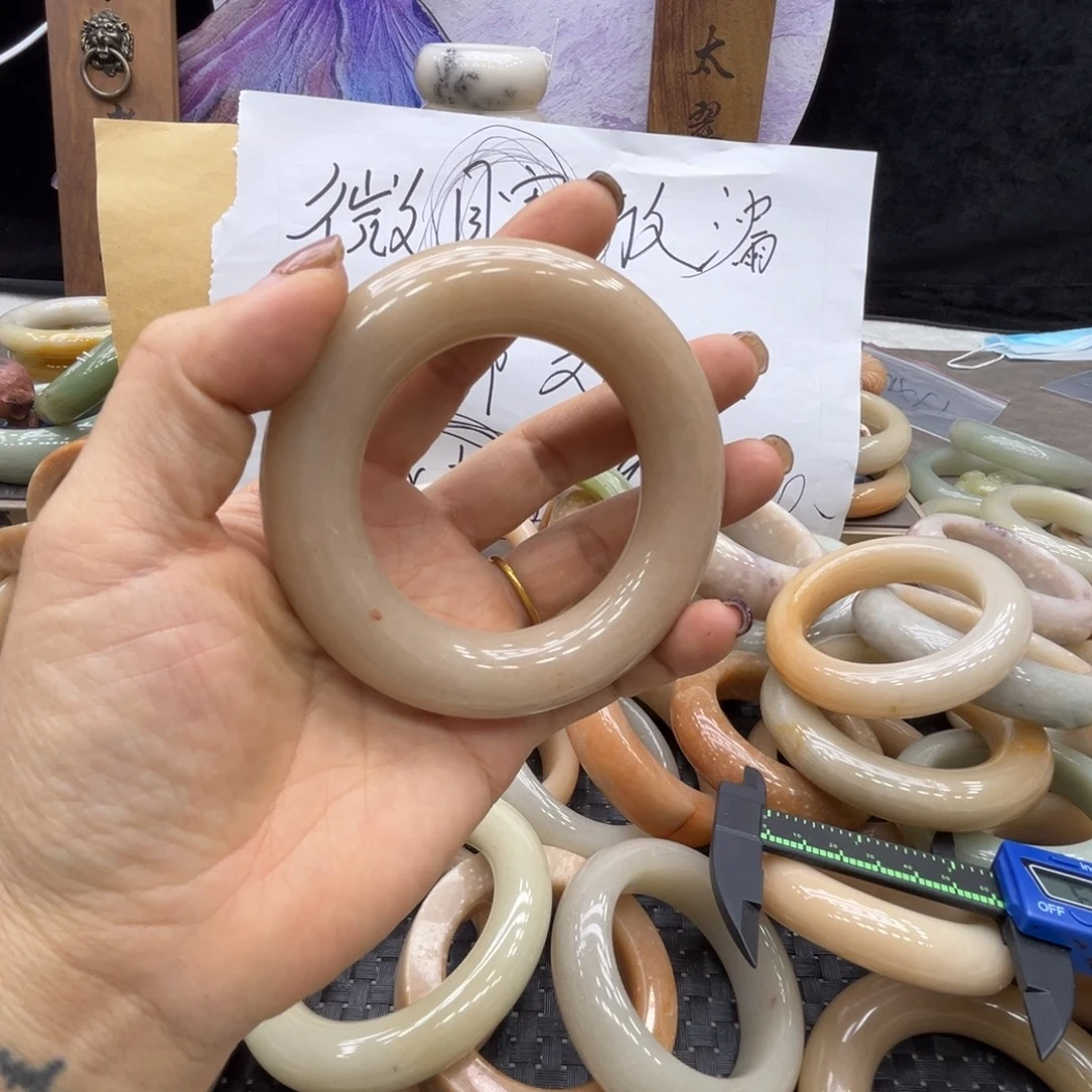 ****迪石英质玉未镶嵌手镯