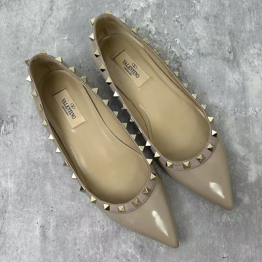 95新 Valentino/华伦天奴 37码/仔仔女鞋裸色铆钉平底单鞋xxs1300