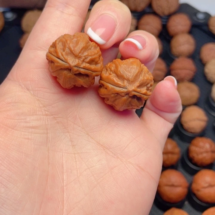 柒****把件文玩核桃粗筋娃娃鱼