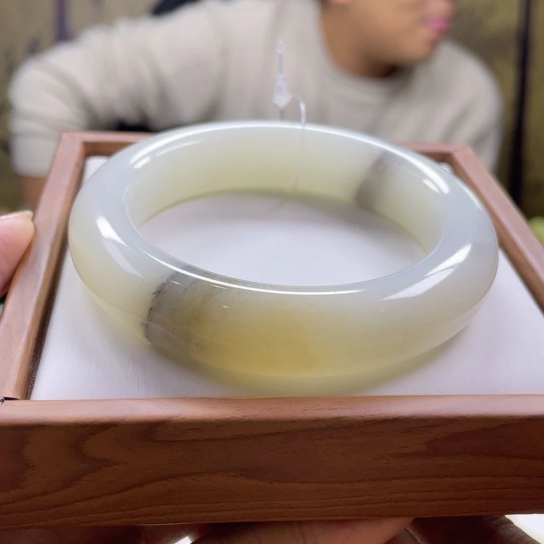 和田玉未镶嵌手镯56圈