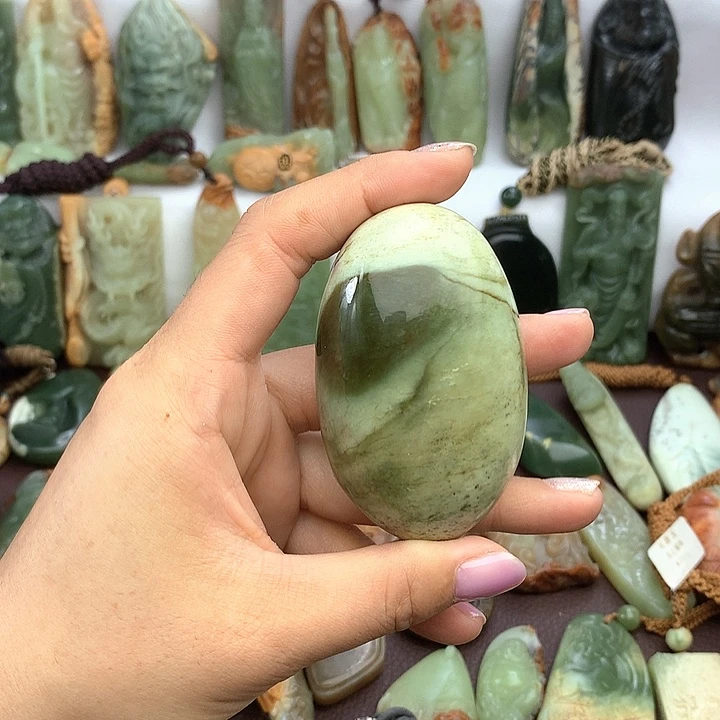 未镶嵌岫岩河磨玉（透闪石质玉）把件
