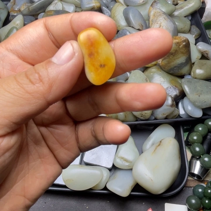 致***己未镶嵌和田玉珠宝半成品