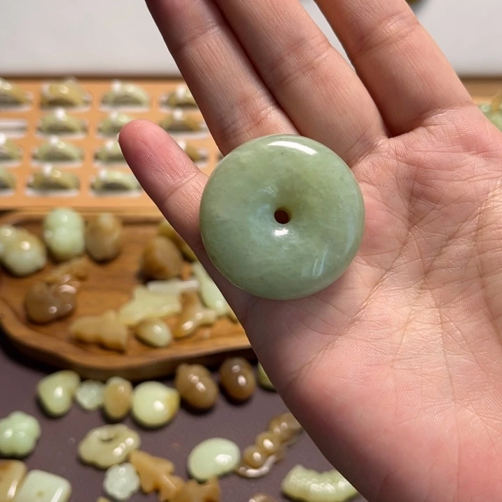 T****和田玉未镶嵌颈饰